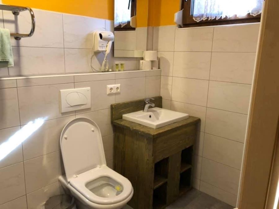 Image of Treehouse neandertal bathroom