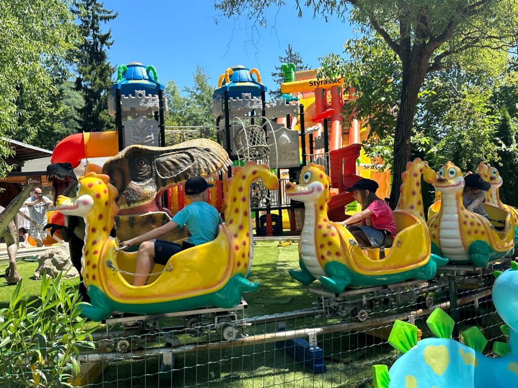 Slika majhnega dino vlakca, ki spada med atrakcije na Štajerskem