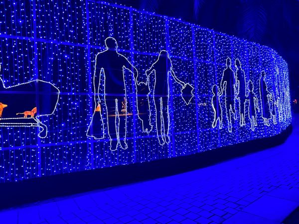 Bild von blau leuchtenden Wand mit Figuren drauf