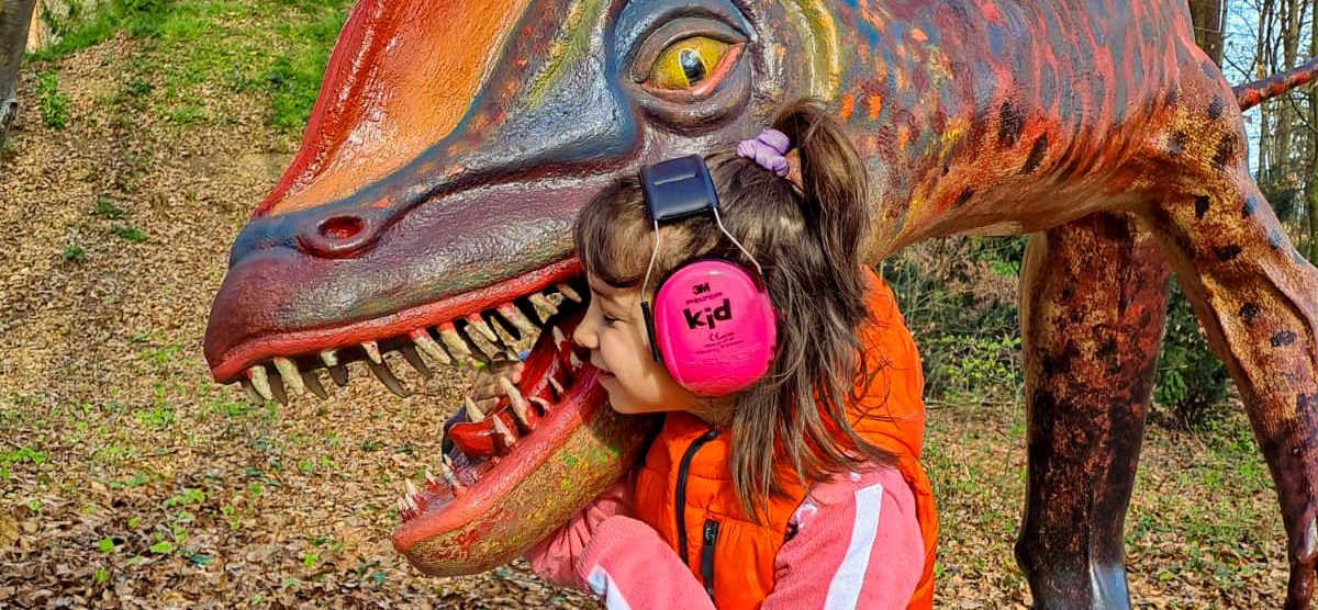 Bild von Kind in Neuroth Kopfhörer mit Dinosaurier