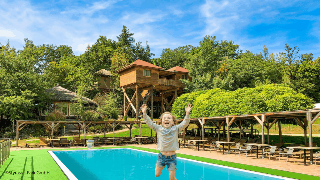 Baumhotel Anlage mit Pool