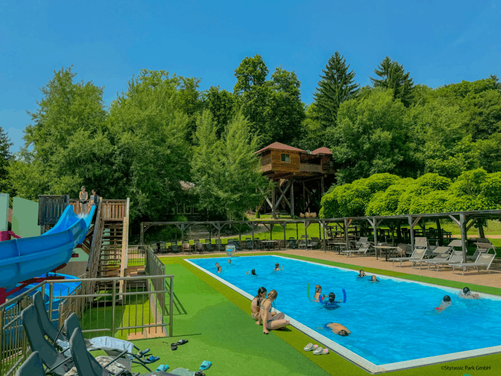 Baumhotel Anlage mit Rutsche und Pool