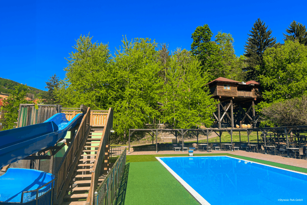 Baumhotel Anlage mit Rutsche und Pool