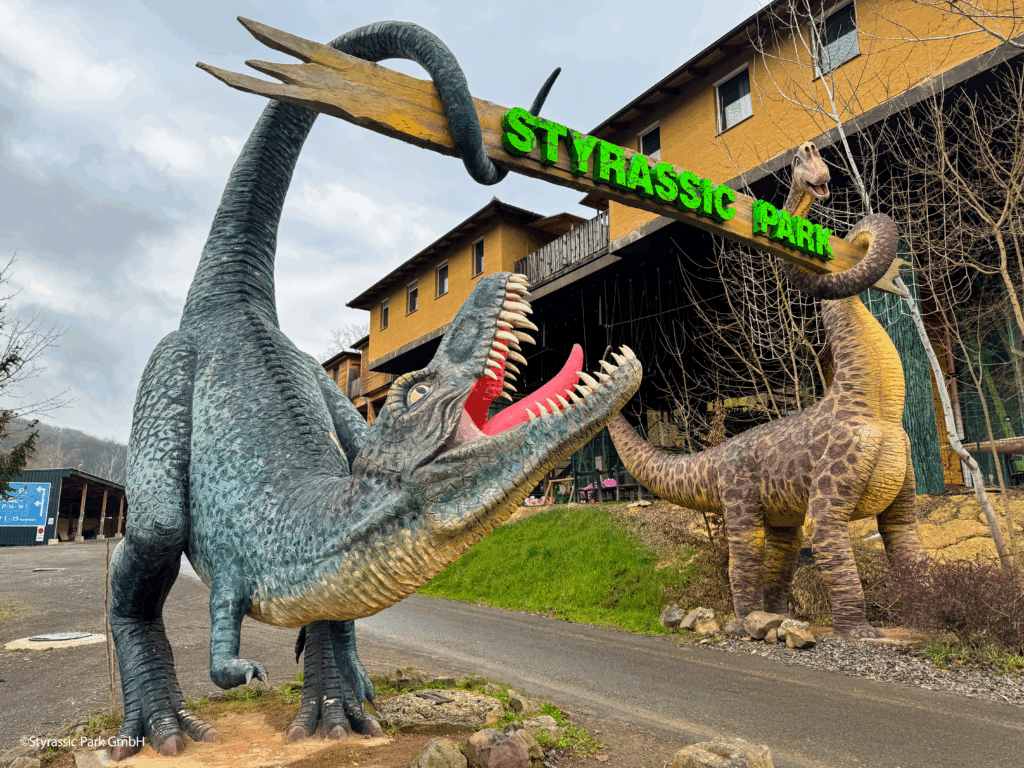 Bild vom Styrassic Park Eingang in Querformat