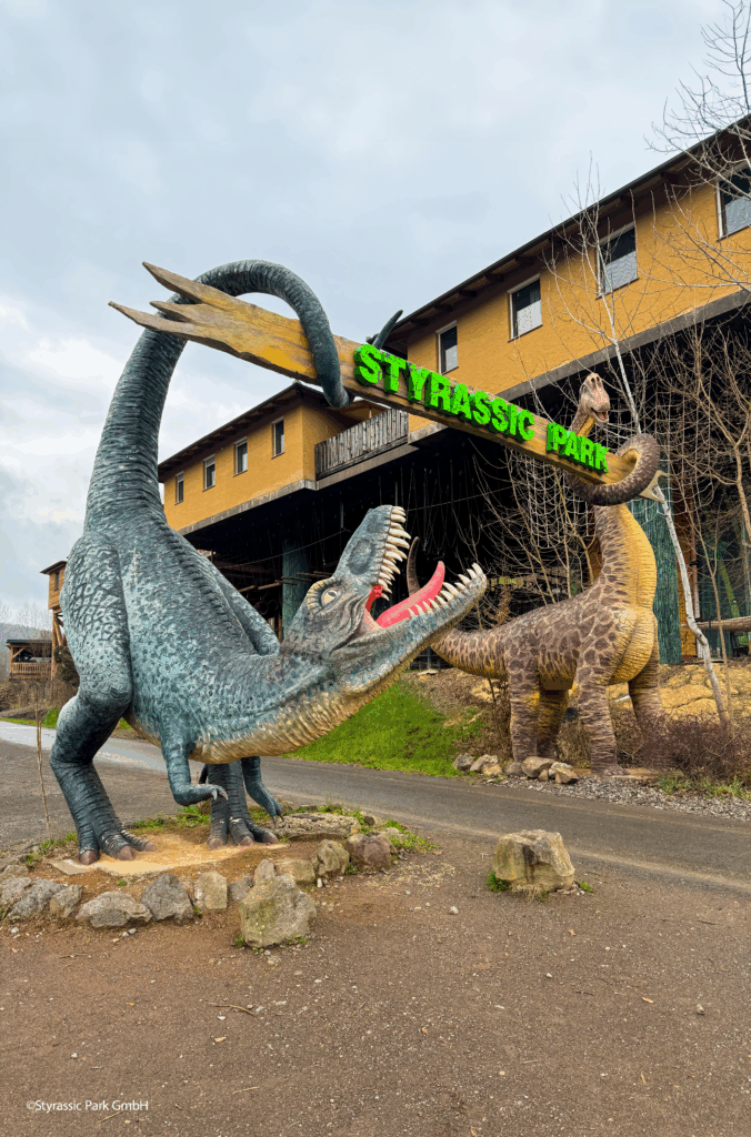 Bild vom Styrassic Park Eingang in Hochformat