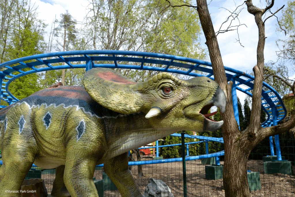 Bild von Triceratops mit Achterbahn im Styrassic Park