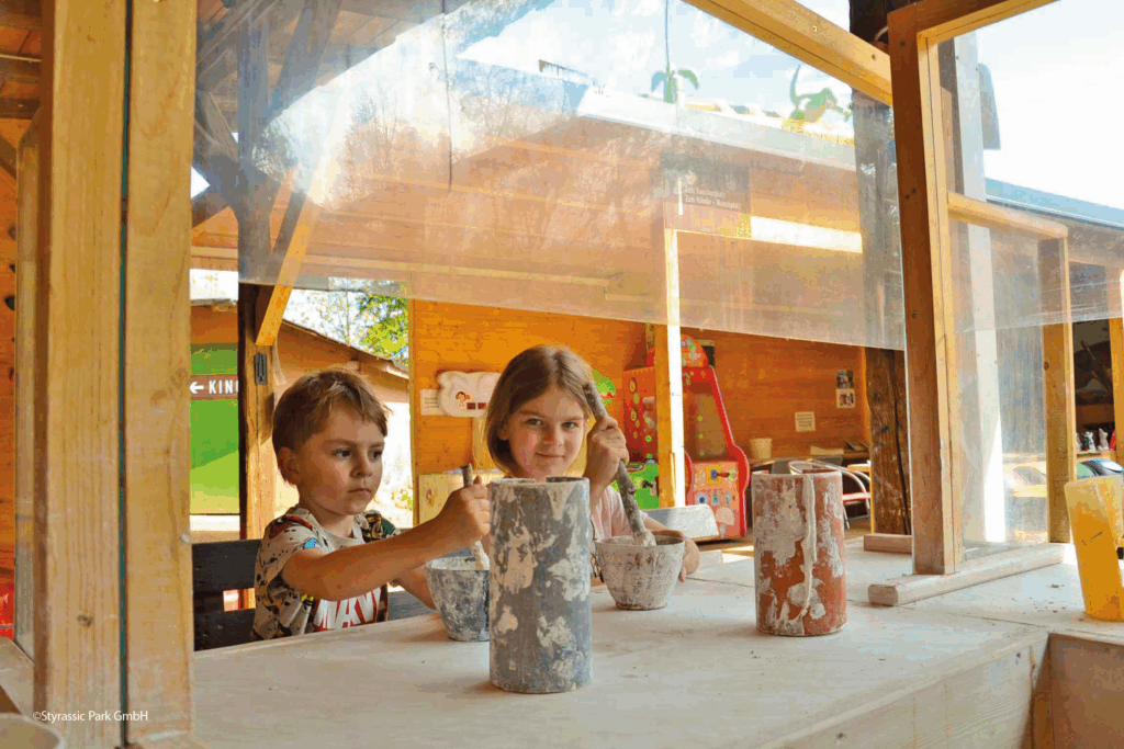 Bild von Kindergipswerkstatt mit Dinozahn giessen im Styrassic Park