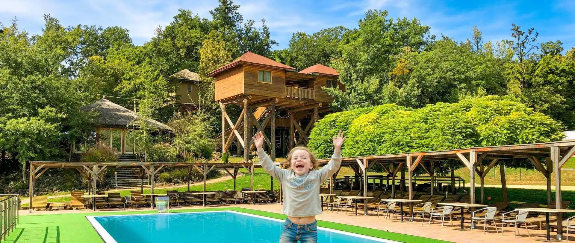 Bi1ld von Baumhotel Poolanlage in Bad Gleichenberg